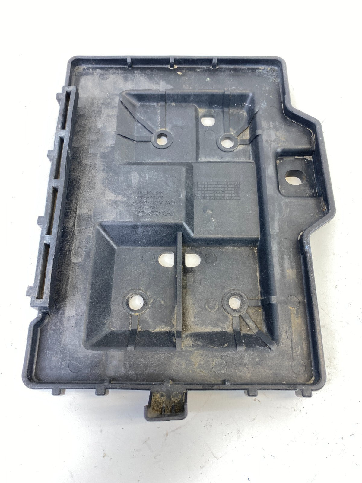 2009 09 Kia Borrego 3.8L A/T Battery Tray Holder Bracket 37150-2J800 OEM