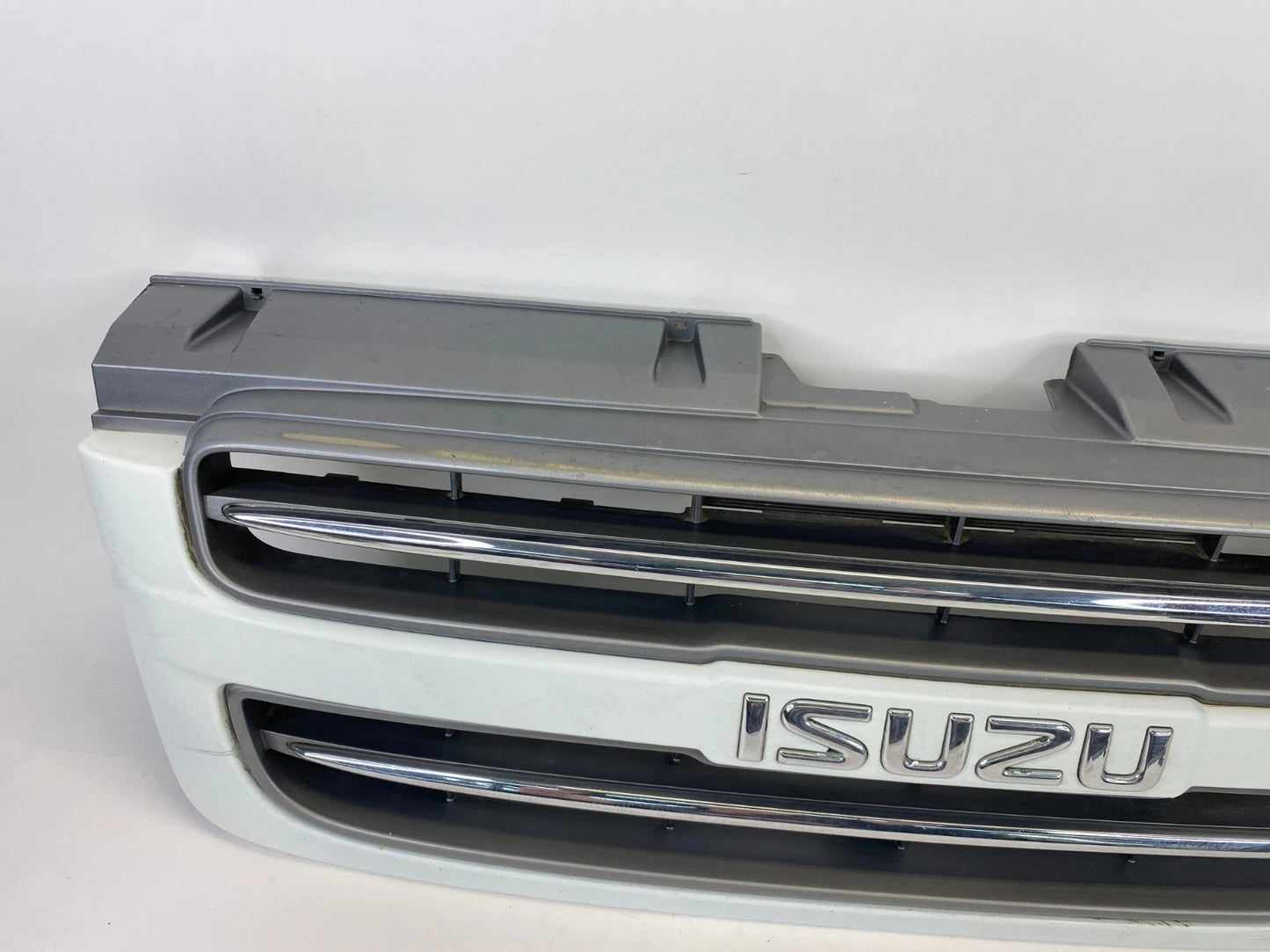 2000-2002 ISUZU TROOPER WHITE UPPER FRONT BUMPER CHROME GRILLE GRILL OEM