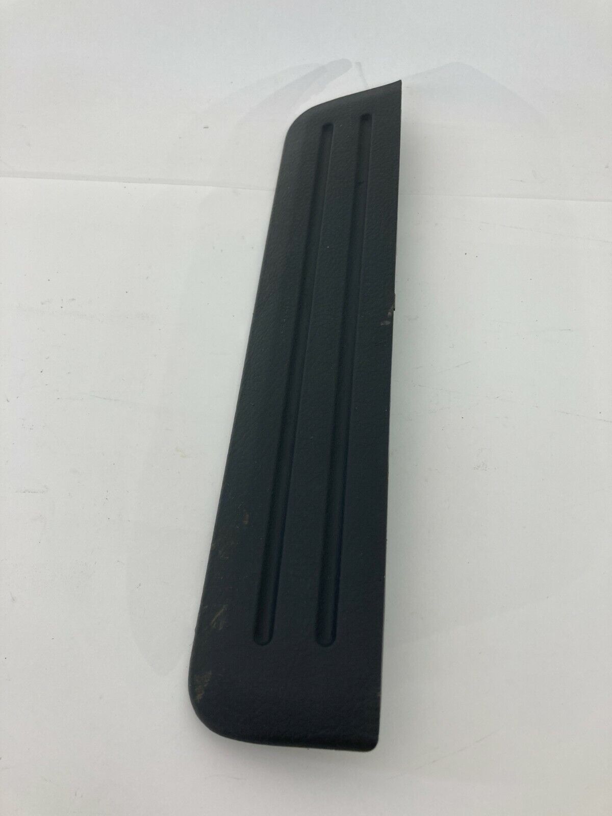 2003 Kia Sorento Rear Left Driver Side Door Step Sill Trim Panel 85882-3E000 OEM