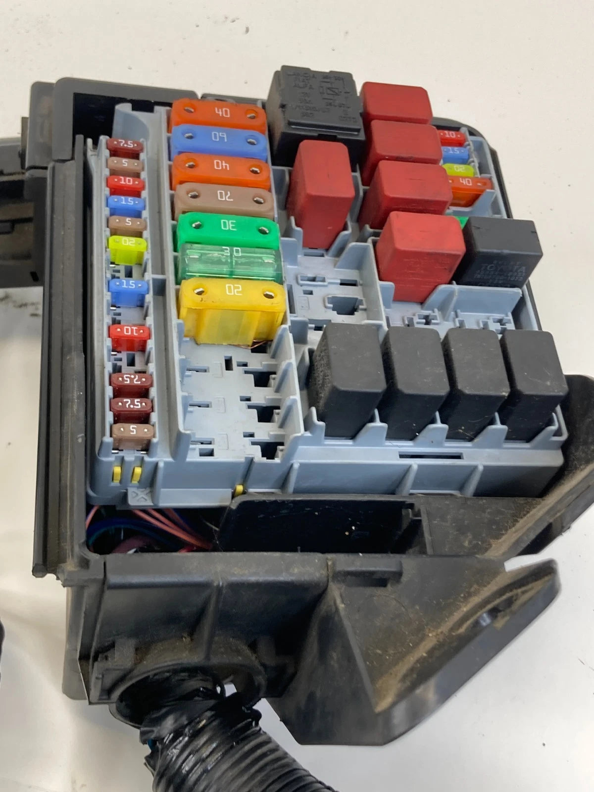 2012-2017 Fiat 500 A/T Engine Fuse Relay Box Fusebox Compartment w/ Terminal OEM