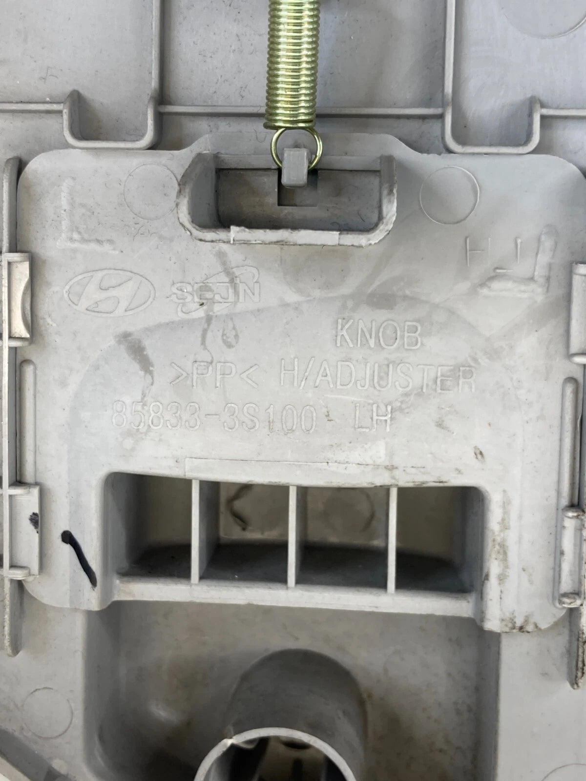 2011-2014 HYUNDAI SONATA FRONT LEFT SEAT BELT HEIGHT ADJUSTER COVER 858333S100
