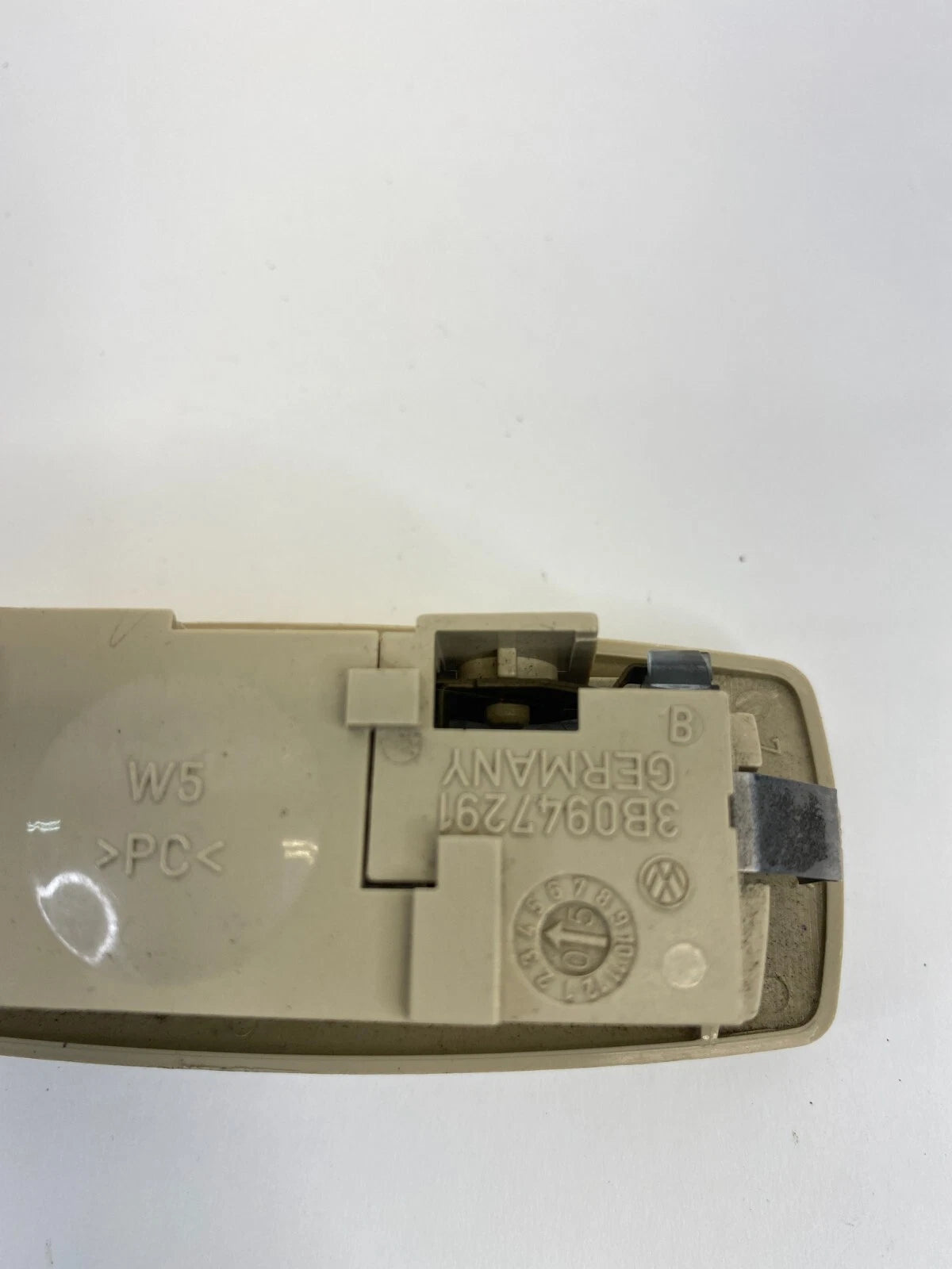 1998-2010 VW NEW BEETLE REAR LEFT RIGHT DOME MAP READING LIGHT LAMP ASSY OEM