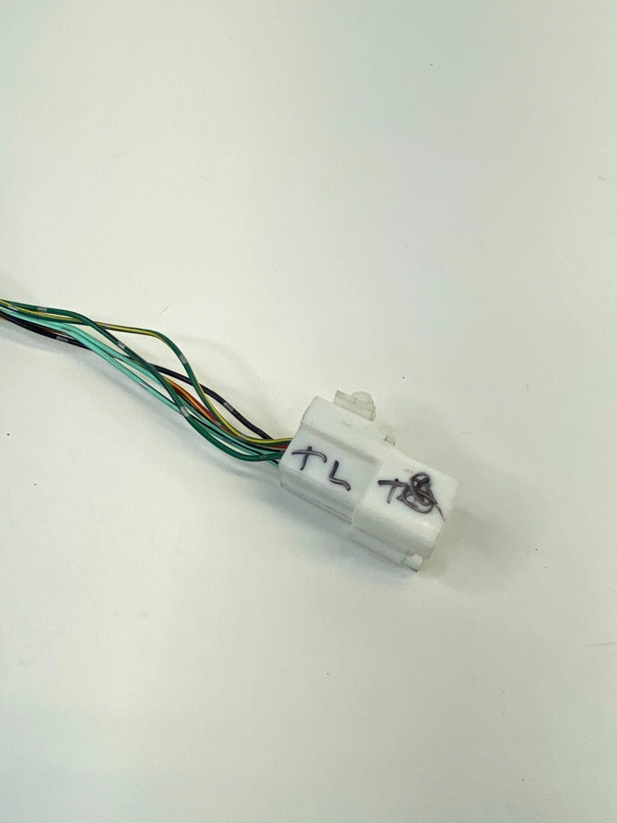 2004 2005 2006 MAZDA MPV REAR LEFT SIDE TAIL LIGHT TAILLIGHT WIRE CONNECTOR OEM