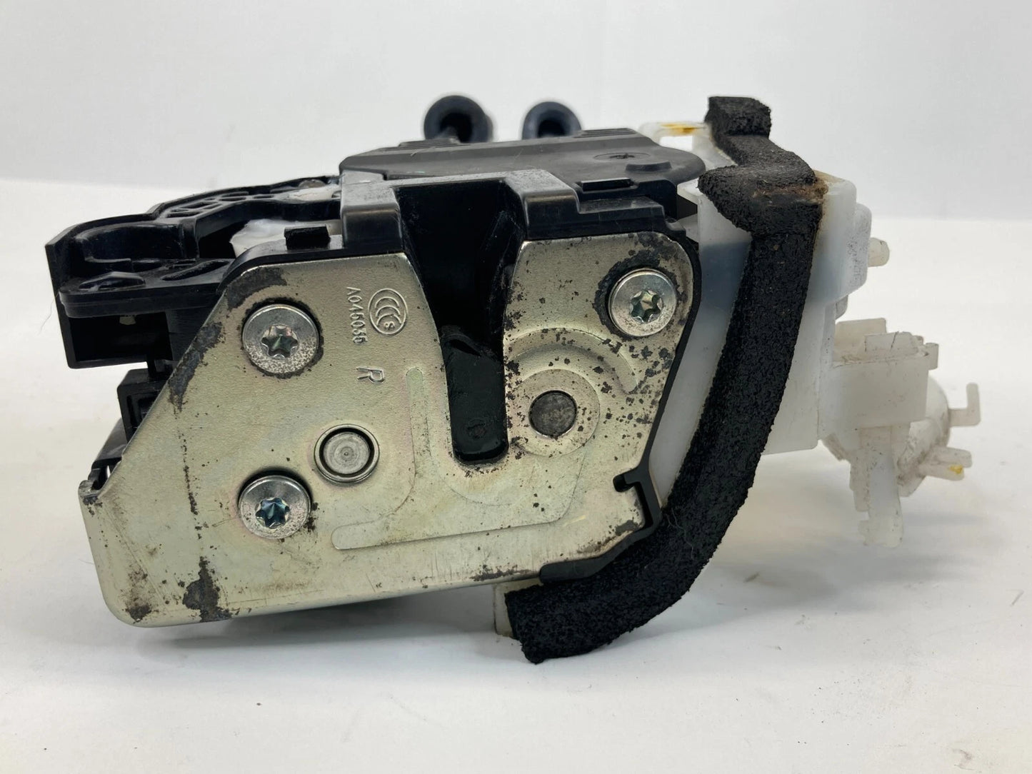 11-16 HYUNDAI ELANTRA FRONT RIGHT PASSENGER SIDE DOOR LOCK LATCH 813203X010 OEM