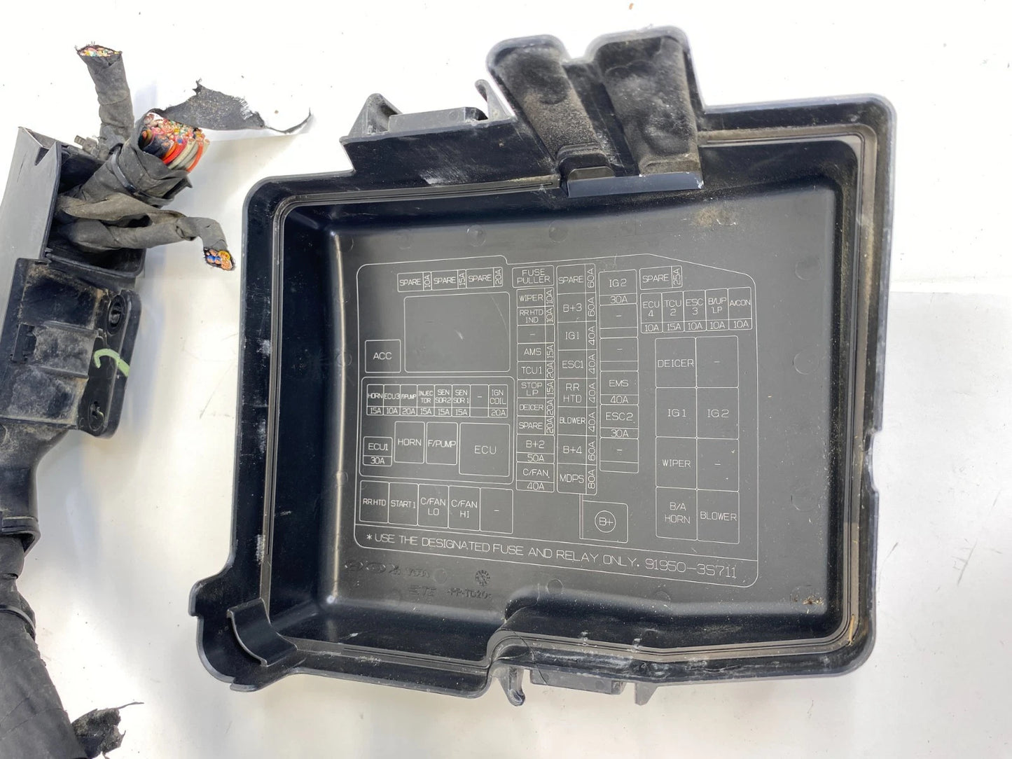 2011-2014 HYUNDAI SONATA 2.4L L4 A/T ENGINE COMPARTMENT FUSE RELAY JUNCTION BOX