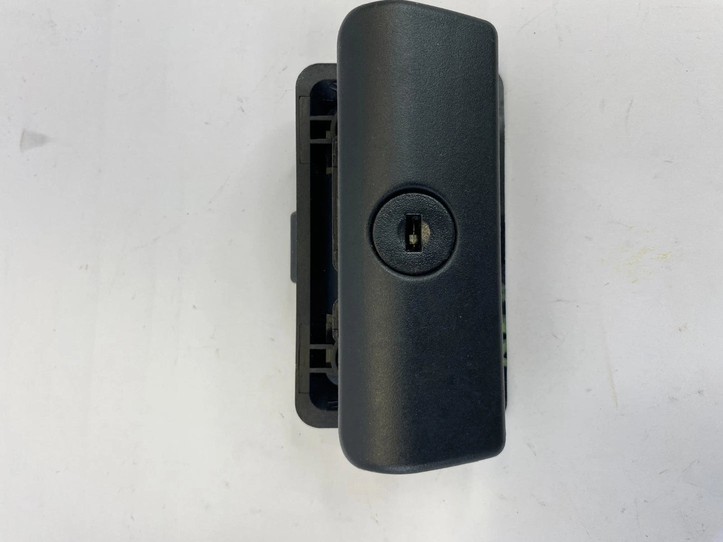 2009-2011 BMW 328I XDRIVE SEDAN DASHBOARD GLOVE BOX LOCK LATCH HANDLE OEM