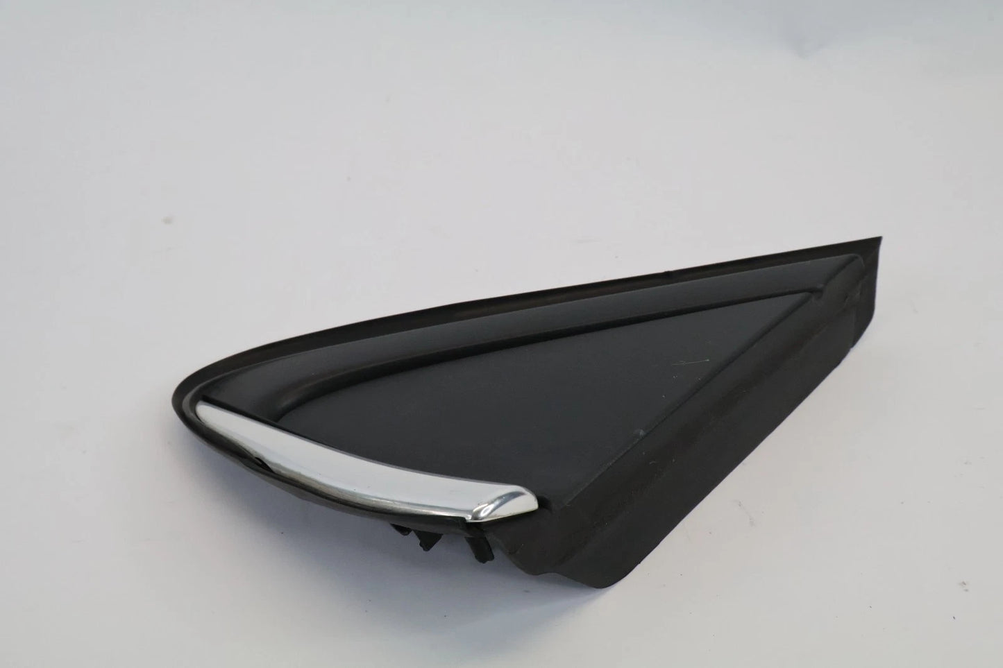 2016-2019 CHEVROLET CRUZE FRONT LEFT FENDER UPPER REARWARD CORNER TRIM BEZEL