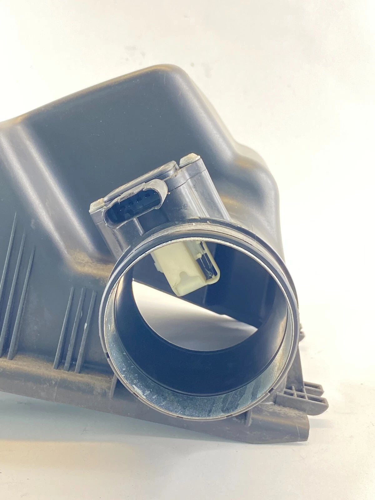 04 05 BMW 530i 3.0L AIR CLEANER BOX LID COVER WITH MAF FLOW SENSOR OEM 7521031