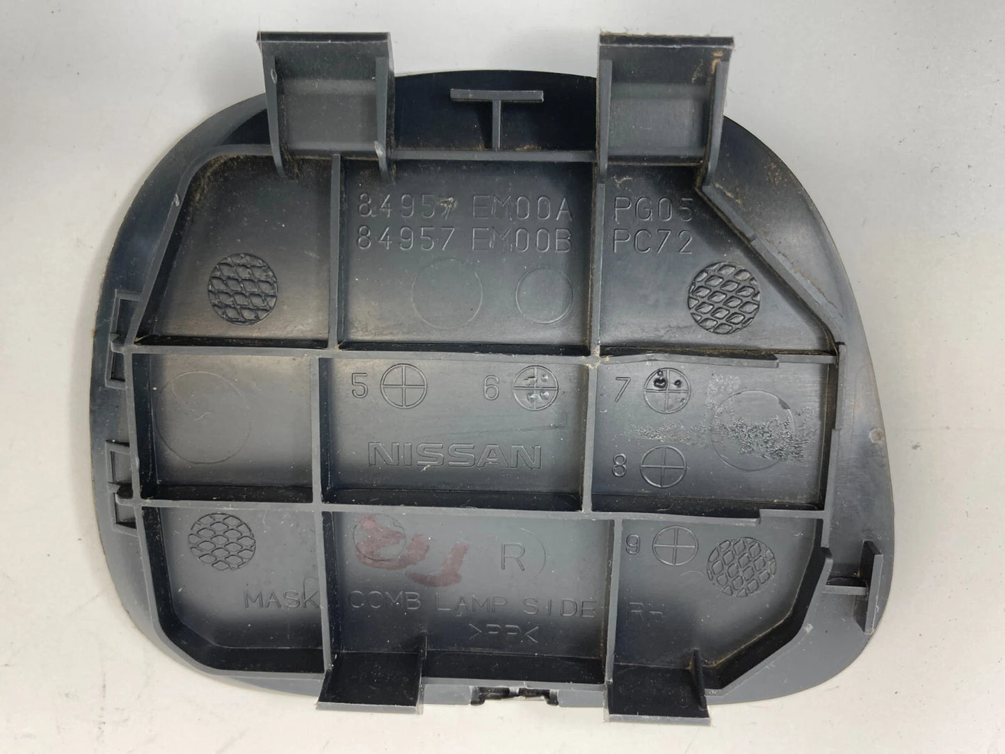 07-12 VERSA HTCBK INNER TRUNK AREA RIGHT TAILLIGHT MASK ACCESS LID 84957-EM00B