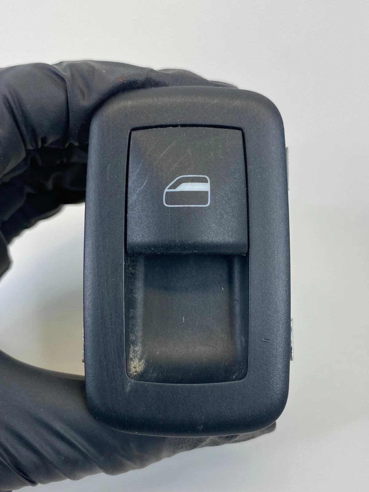 2009-2014 VW ROUTAN REAR RIGHT SLIDING DOOR POWER WINDOW SWITCH 68020400AC OEM