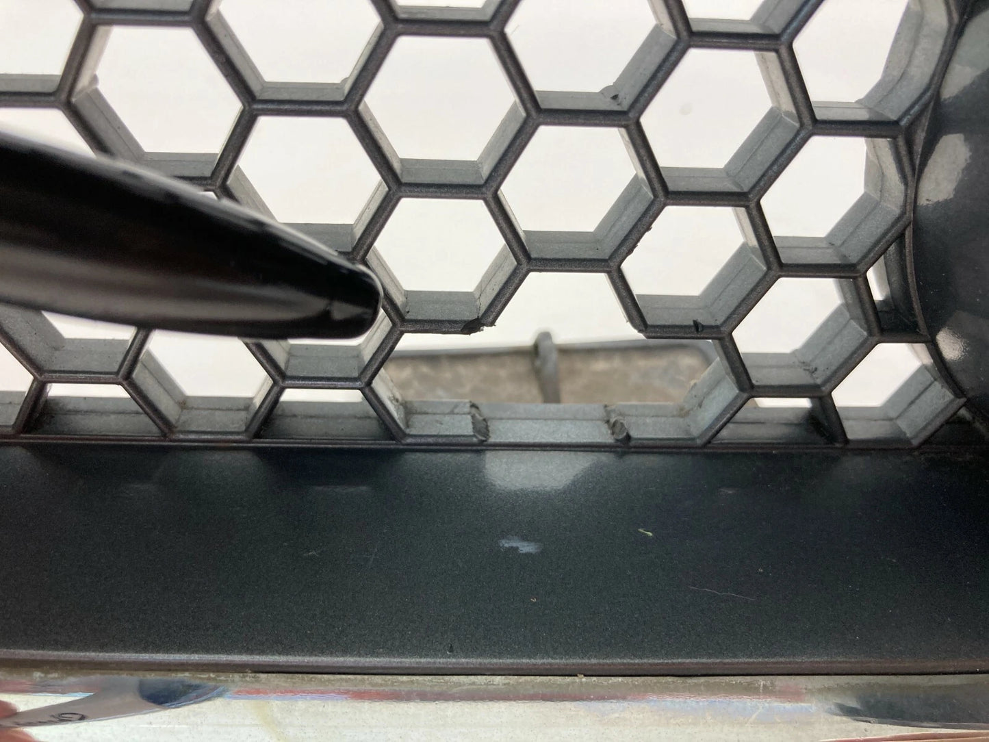 1993-1995 PONTIAC BONNEVILLE FRONT GRILL GRILLE W/ EMBLEM SILVER 25607598 OEM