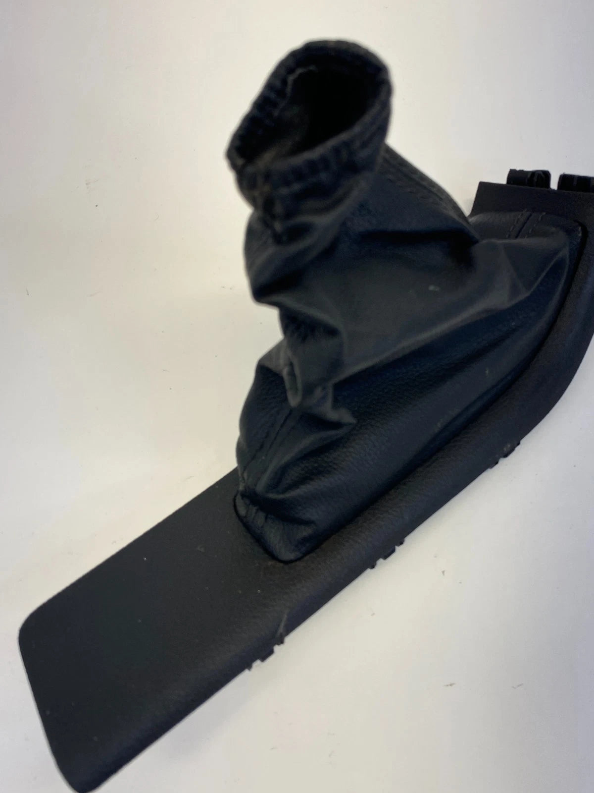 2012-2018 FORD FOCUS A/T CENTER CONSOLE SHIFTER BEZEL BOOT LEATHER BM51A061B OEM