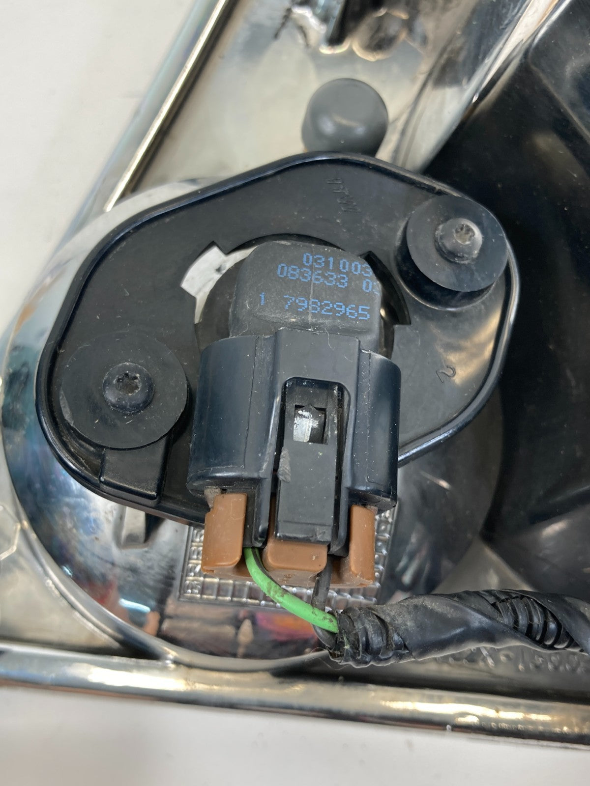 2002-2005 Ford Explorer Front Right Passenger Side Headlight Head Light Lamp OEM