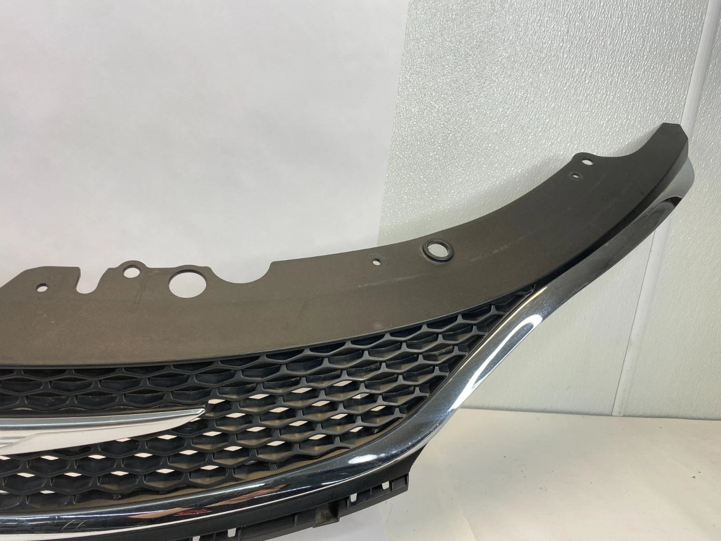 15-17 CHRYSLER 200 FRONT UPPER BUMPER GRILLE WITH EMBLEM CHROME OEM 68227617AC