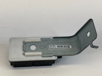 2013-2016 Hyundai Santa Fe Tire Pressure Control Module TPMS 95800-4Z000 OEM