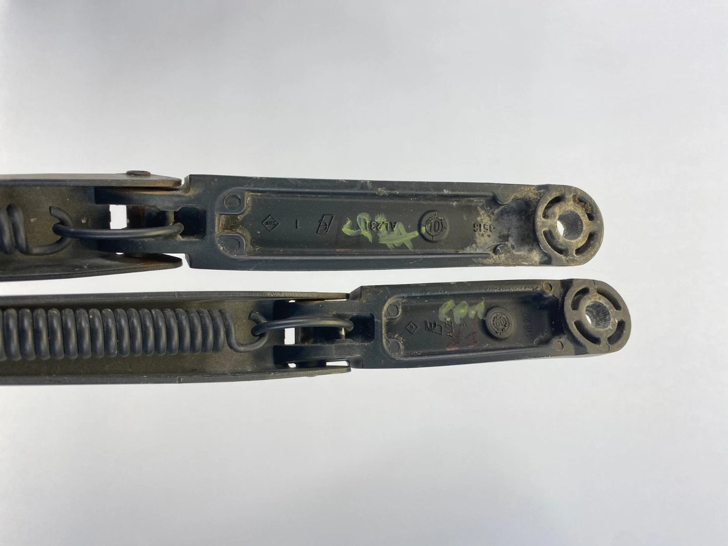 2009-2012 VOLKSWAGEN CC FRONT WINDSHIELD WIPER ARM LEFT RIGHT SET PAIR OEM
