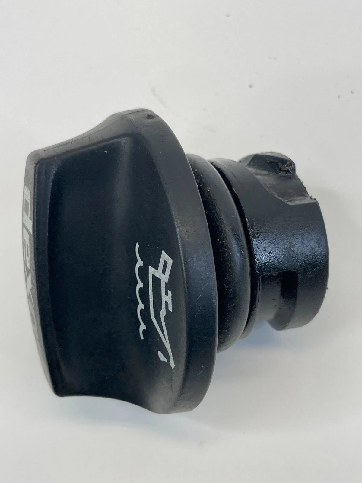 2012-2018 CHEVROLET SONIC 1.4L ENGINE OIL FILLER CAP LID TOP COVER SAE 5W-30