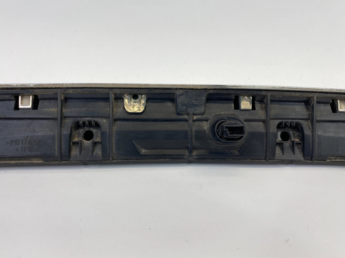 2007-2013 MINI COOPER REAR TRUNK GRIP HANDLE MOLDING LICENSE PLATE BEZEL 7151140