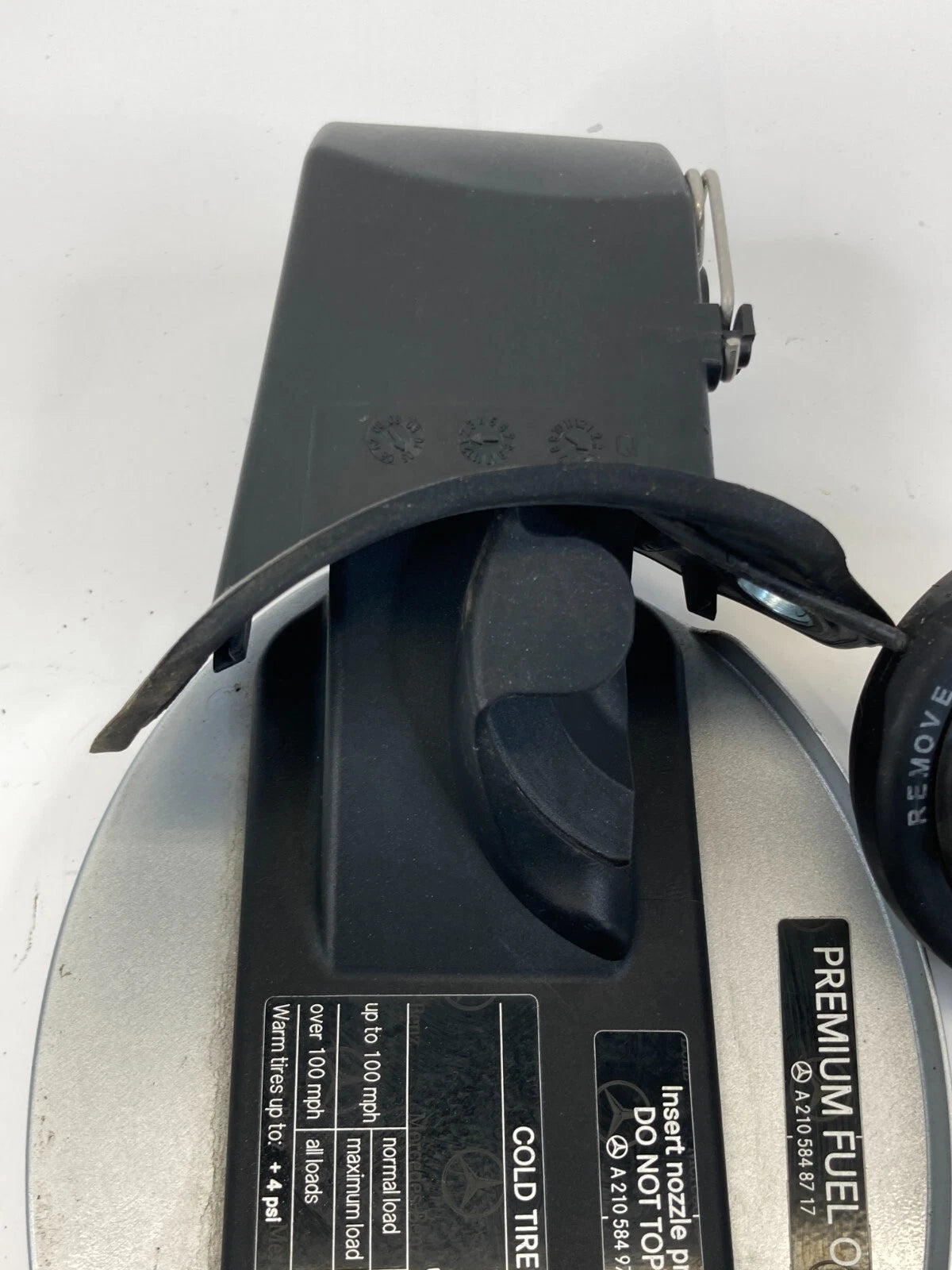 06-11 MERCEDES CLS500 FUEL FILLER TANK DOOR GAS LID W/ CAP UNIT A2105849717 OEM