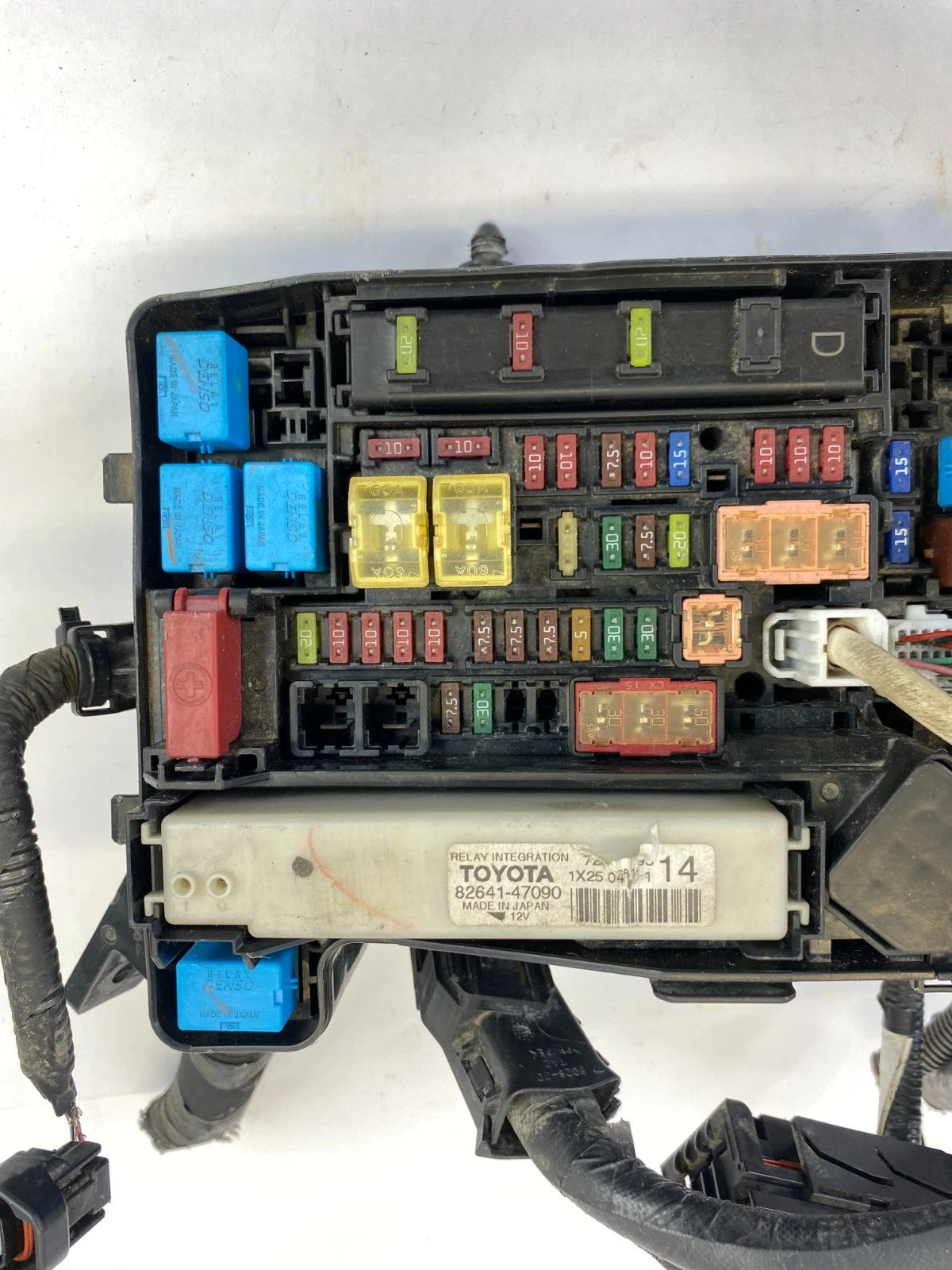 2011-2015 TOYOTA PRIUS ENGINE INTEGRATION RELAY FUSE BOX BLOCK OEM 82641-47090
