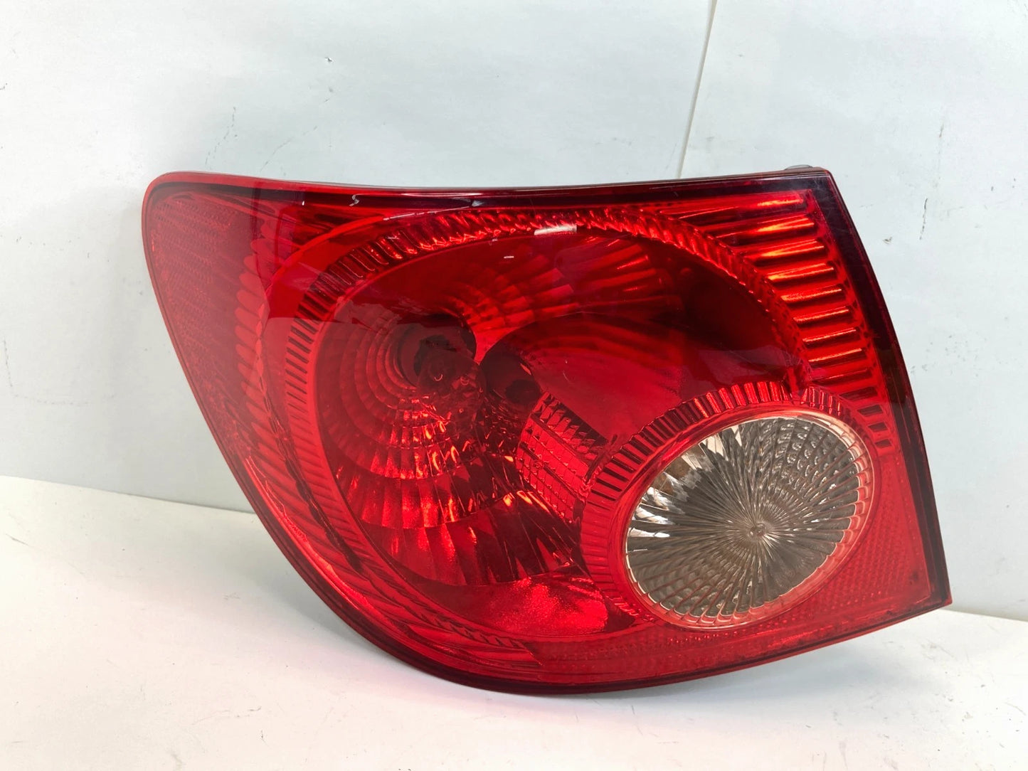 2005-2008 TOYOTA COROLLA REAR LEFT DRIVER SIDE OUTER TAILLIGHT LAMP ASSEMBLY OEM
