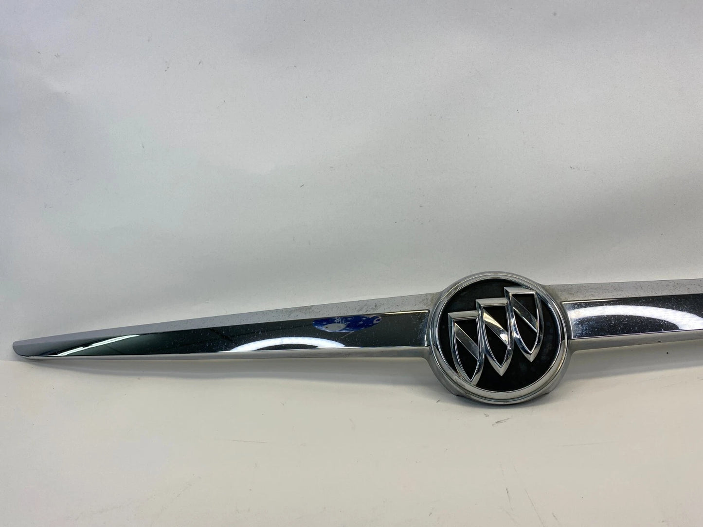 11-13 BUICK REGAL REAR TRUNK TAILGATE MOLDING TRIM GARNISH W/ EMBLEM 132266400