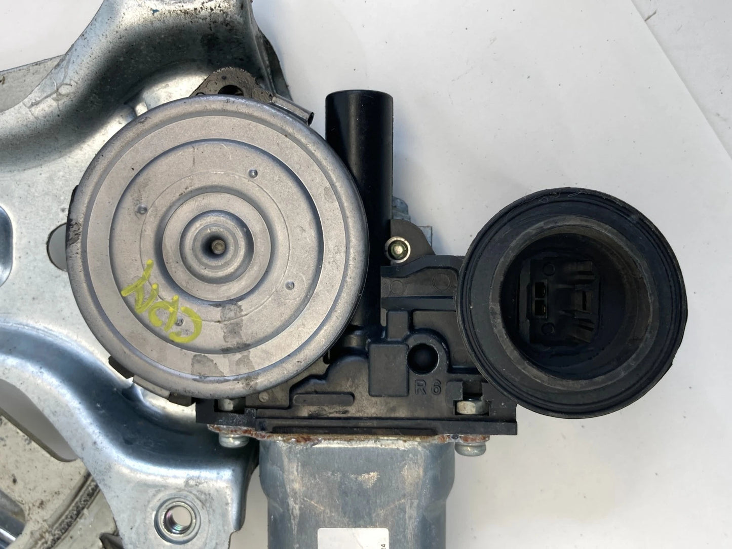 03-08 TOYOTA COROLLA FRONT RIGHT DOOR WINDOW REGULATOR W/ MOTOR 85710-AA050