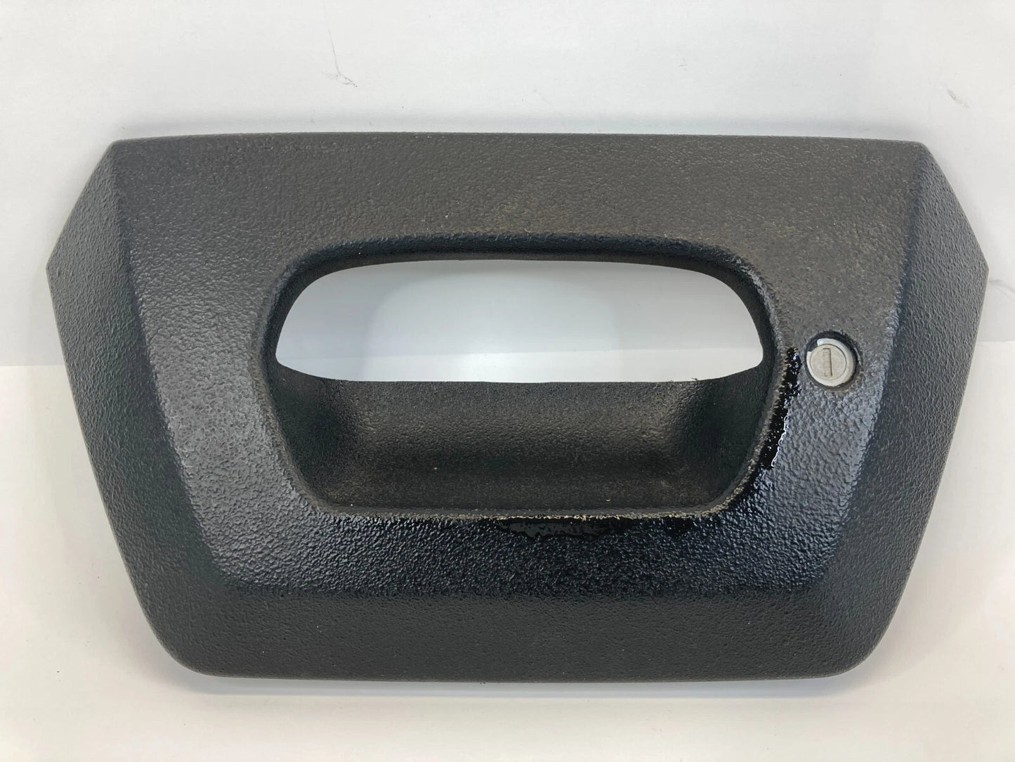 03 04 05 06 CHEVROLET AVALANCHE 1500 TAILGATE LATCH HANDLE BEZEL 93440179 OEM