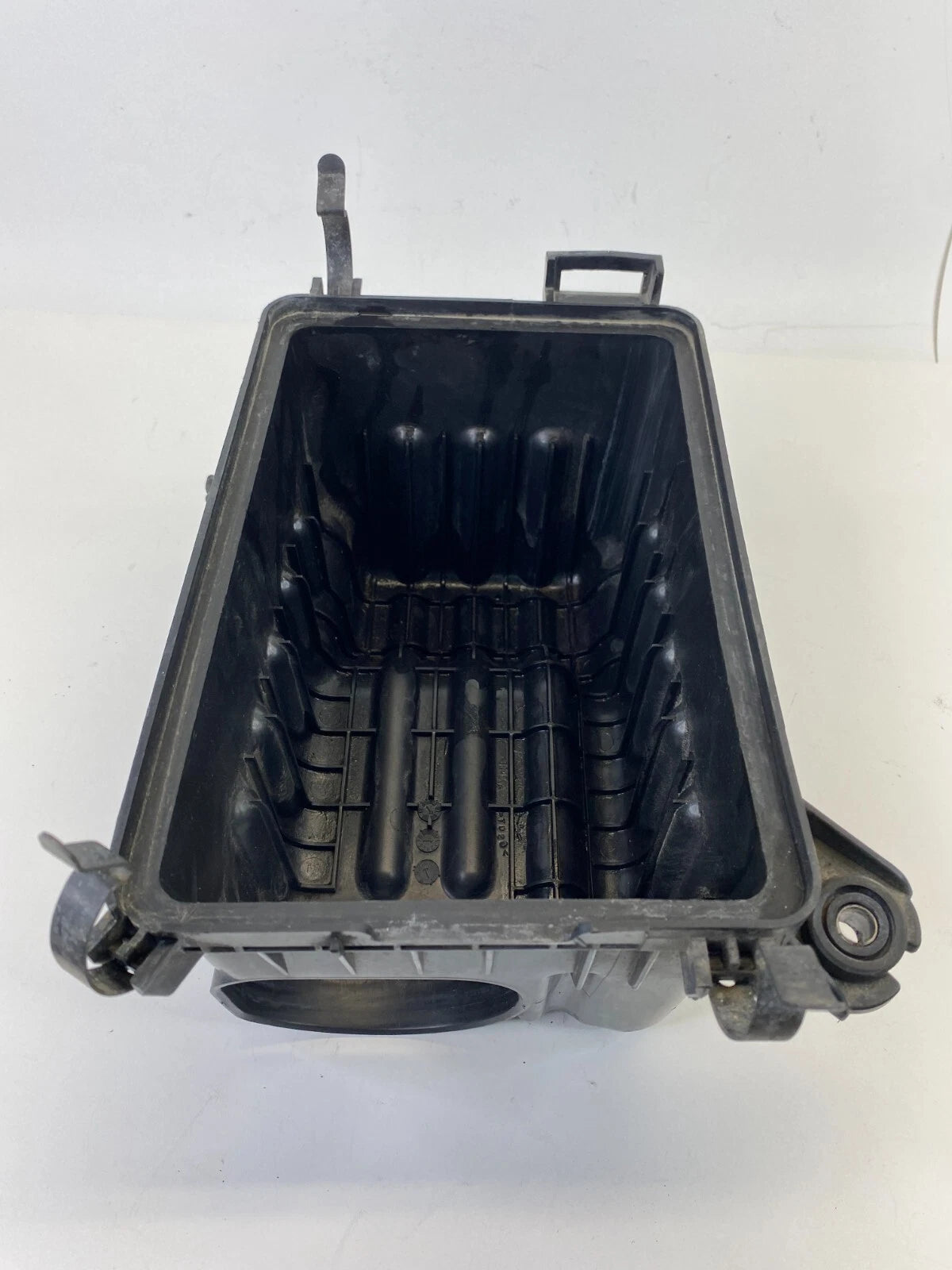 2007-2009 HYUNDAI SANTA FE 3.3L AIR INTAKE CLEANER BOX LOWER COVER 28112-2B000