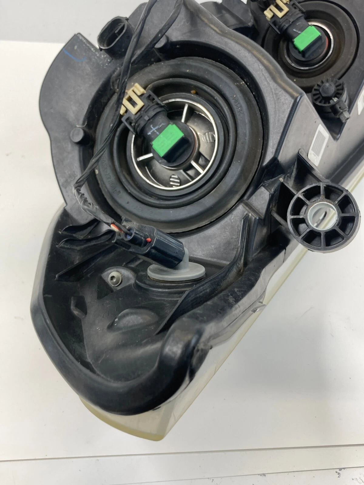 2009-2014 VW ROUTAN FRONT RIGHT PASSENGER SIDE HEADLIGHT HEADLAMP 05113438AD OEM