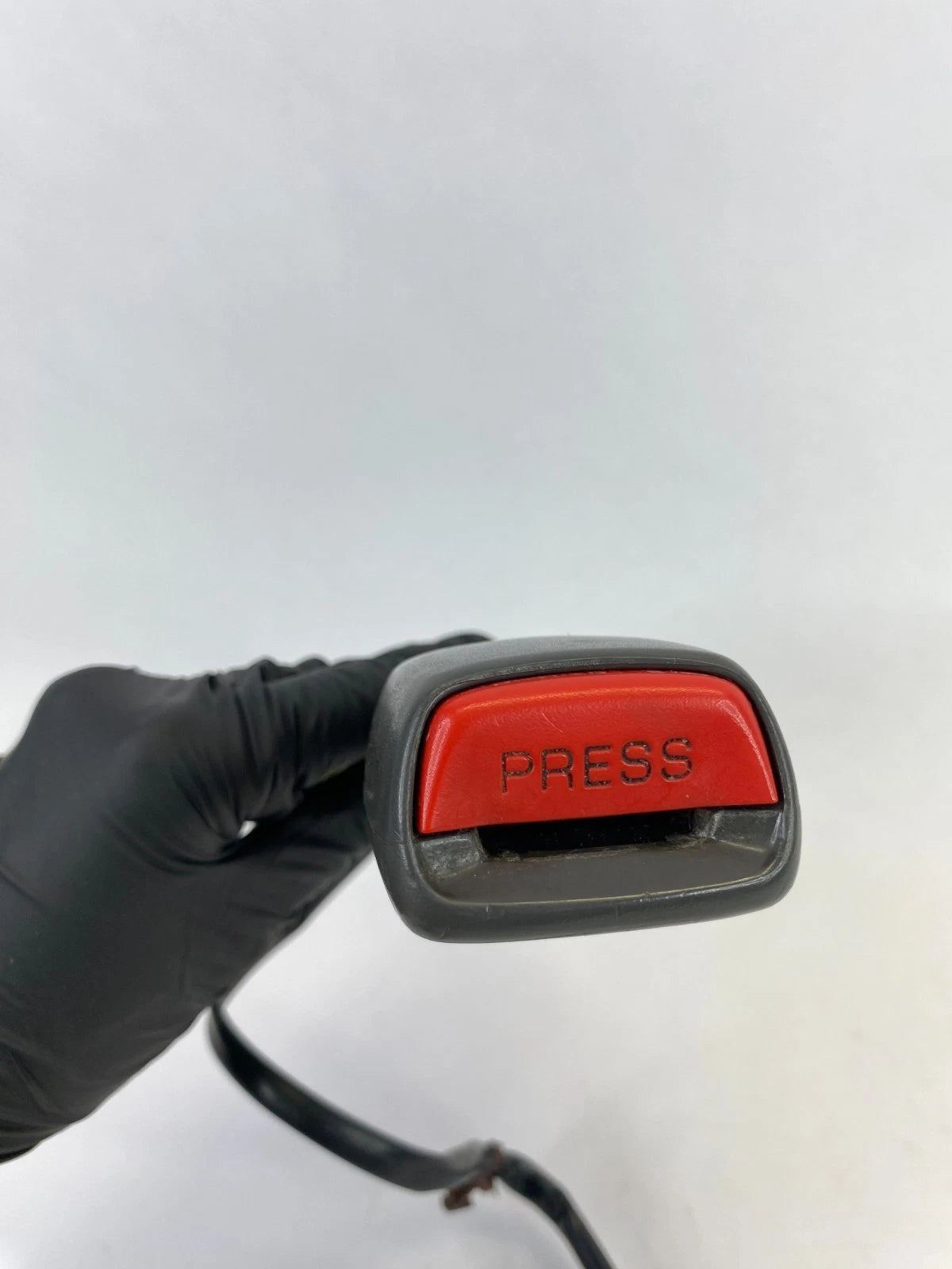 1998-2002 ISUZU TROOPER FRONT LEFT SEAT BELT BUCKLE RECEIVER RETRACTOR OEM