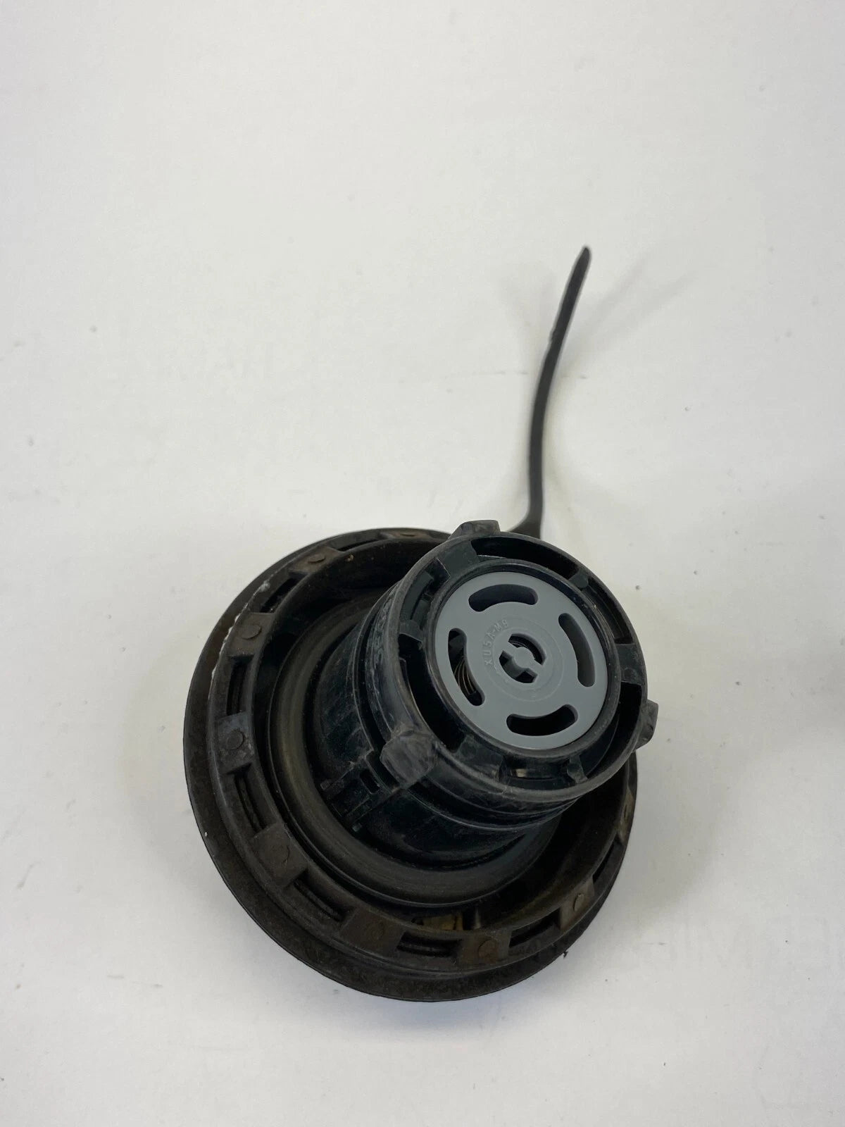 1998-2004 LINCOLN NAVIGATOR SUV FUEL FILLER TANK GAS LID COVER CAP ASSY XU5A-MB