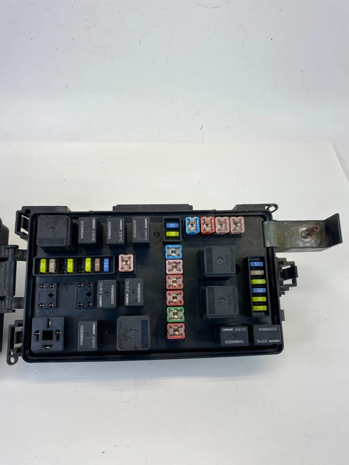 2005 DODGE MAGNUM 3.5L FUSE BOX RELAY BOX COMPARTMENT W/ CAP 7140-1914-30 OEM