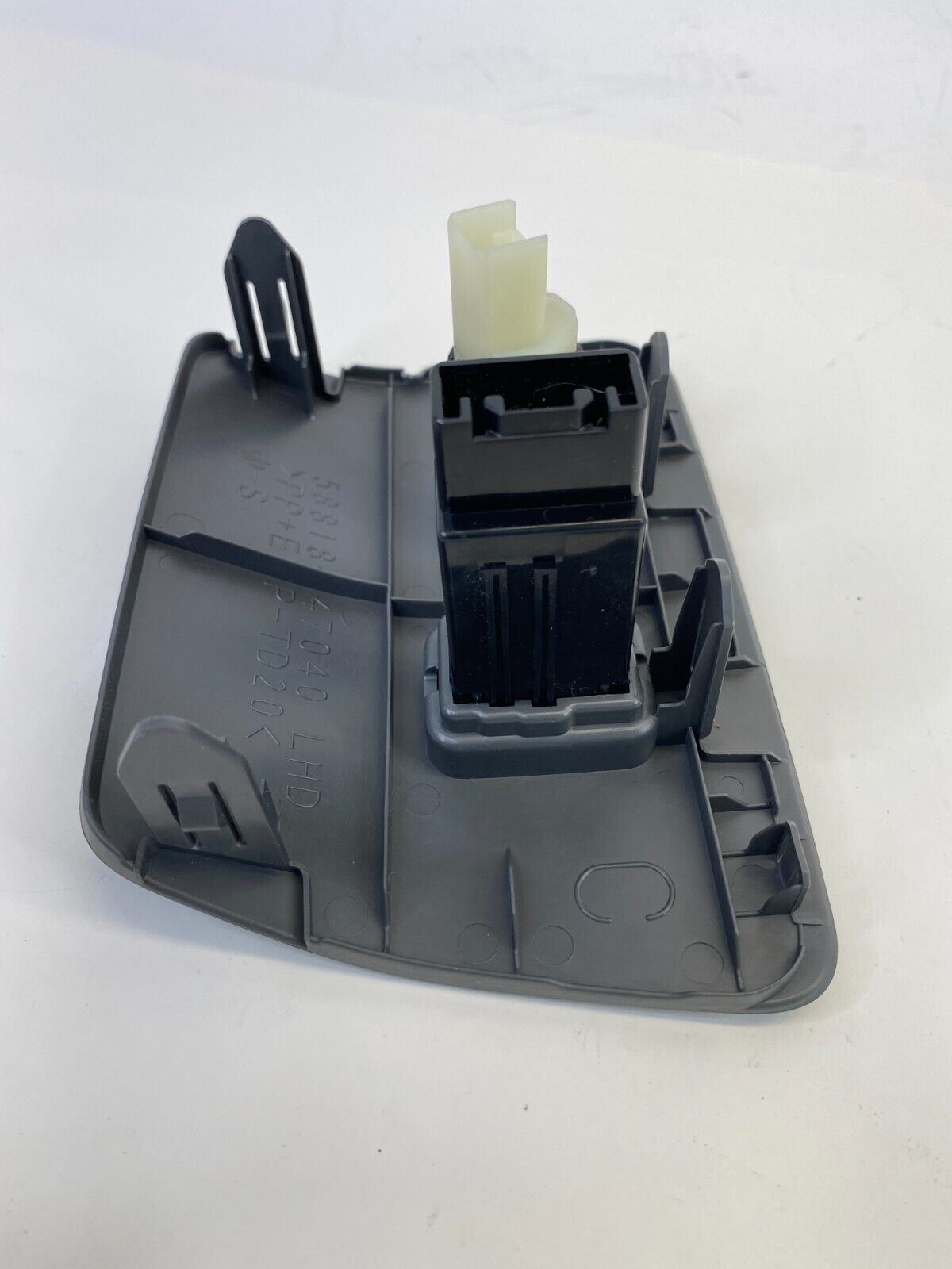 2010 2011 Toyota Prius Center Console Trim Heater Seat Warmer Swith Power Outlet