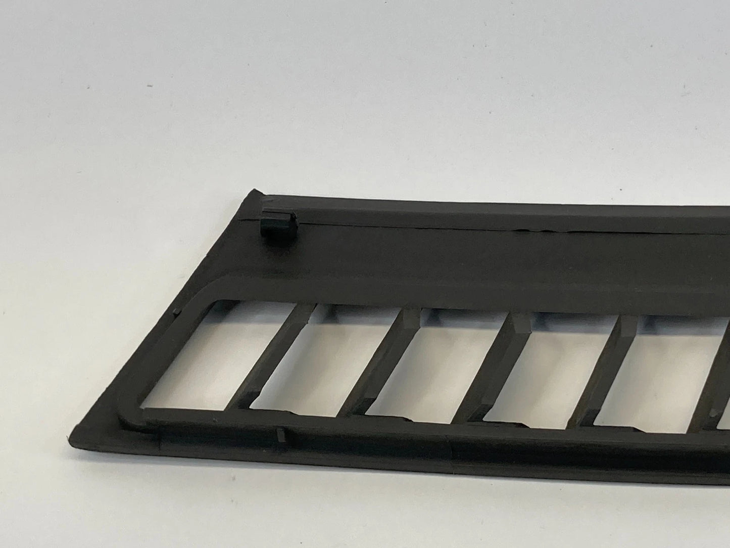 2005 2006 JEEP GRAND CHEROKEE UPPER RIGHT DASH DEFROST VENT GRILLE COVER