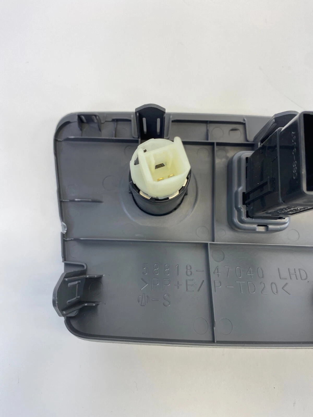 2010 2011 TOYOTA PRIUS CENTER CONSOLE TRIM HEATER SEAT WARMER SWITH POWER OUTLET