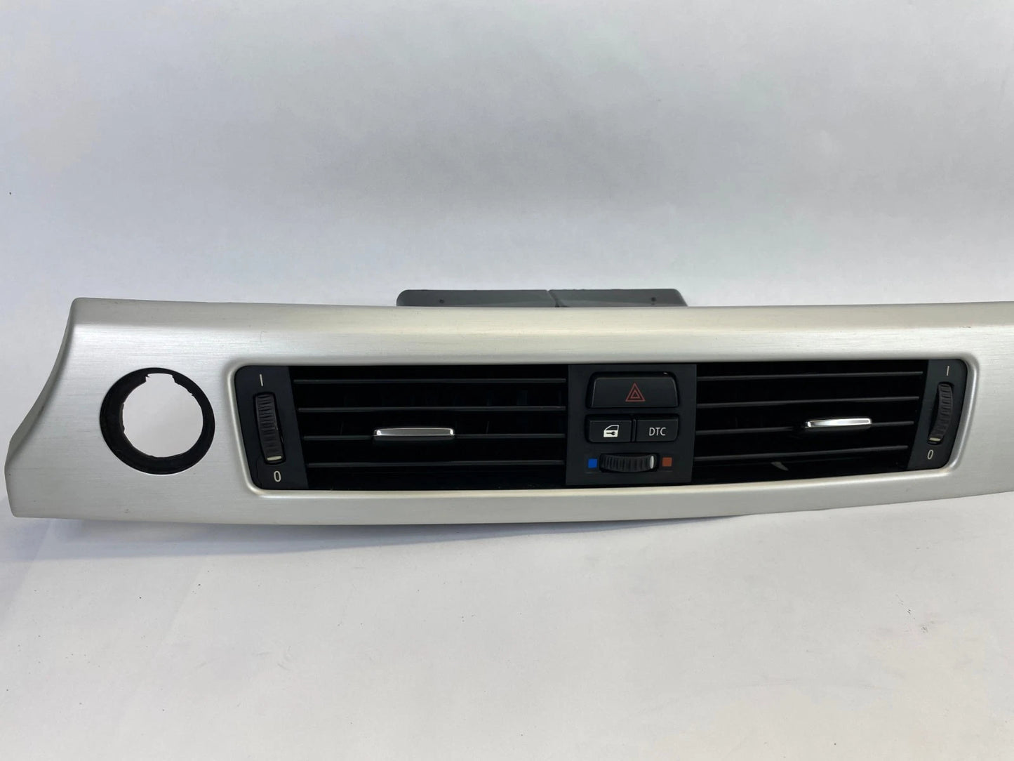 07 08 BMW 335XI CENTER DASH AIR VENT PANEL W/ LOCK DTC HAZARD SWITCH 64229151166