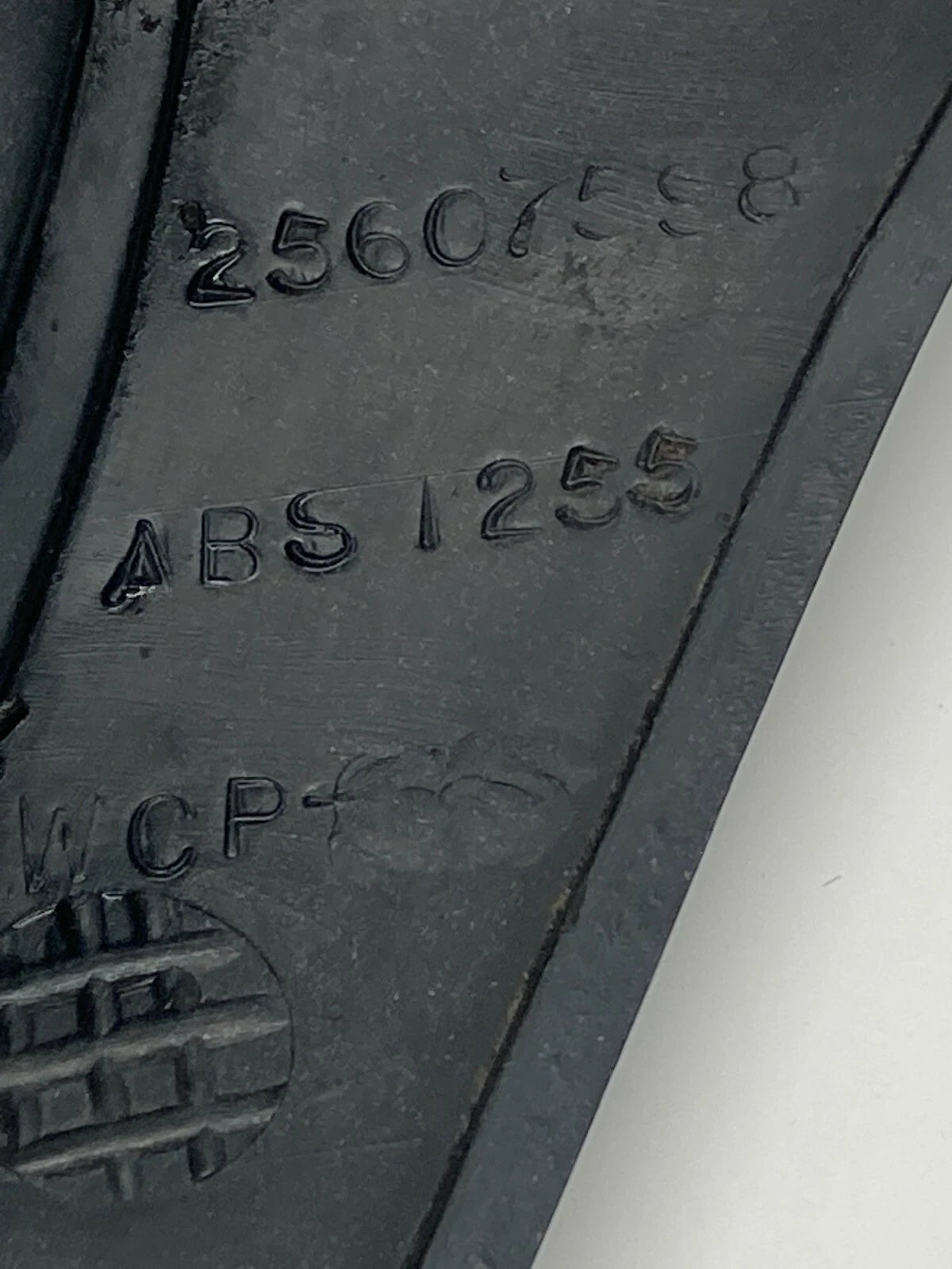 1993-1995 PONTIAC BONNEVILLE FRONT GRILL GRILLE W/ EMBLEM SILVER 25607598 OEM