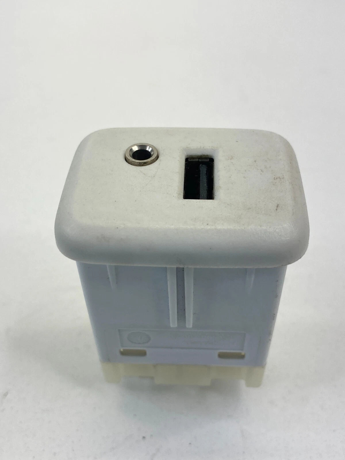 2016-2020 CHEVROLET IMPALA CENTER CONSOLE AUDIO PLAYER AUXILIARY JACK USB SOCKET