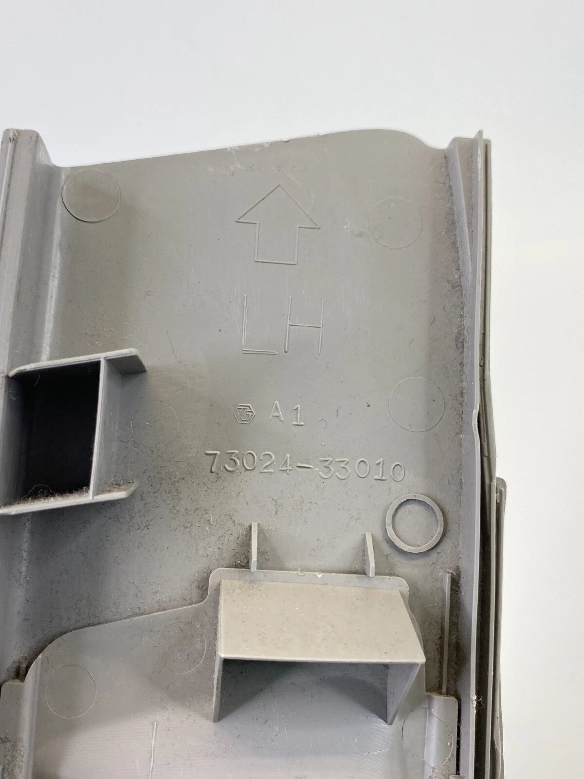 2002 2003 LEXUS ES300 FRONT LEFT SIDE CENTER B-PILLAR UPPER TRIM 73024-33010 OEM