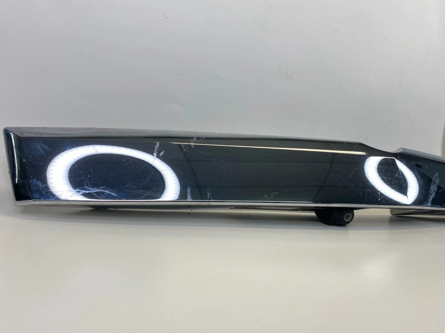 2010-2016 CADILLAC SRX HATCH TAILGATE LICENSE MOLDING HANDLE W/ CAMERA 20902911