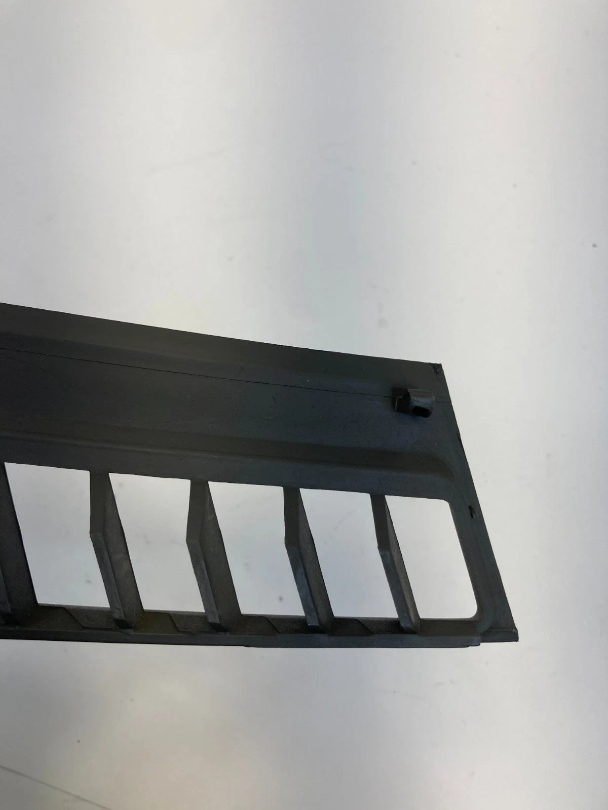 05 06 JEEP GRAND CHEROKEE UPPER LEFT DASH DEFROST GARNISH VENT COVER 5JM67TRM