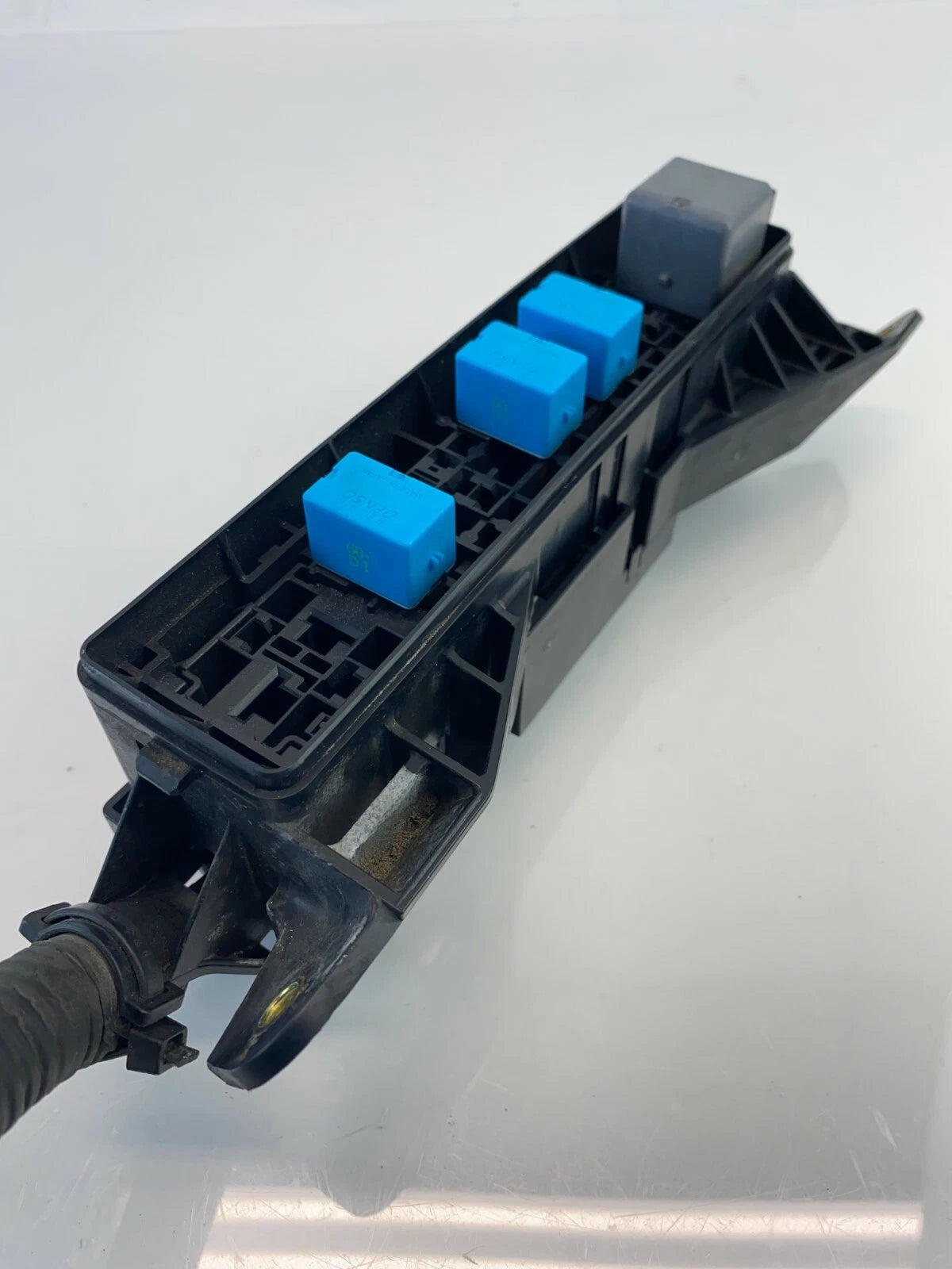 2004-2009 TOYOTA PRIUS 1.5L A/T UNDERHOOD SMALL FUSE RELAY BOX 7107-XA1 OEM