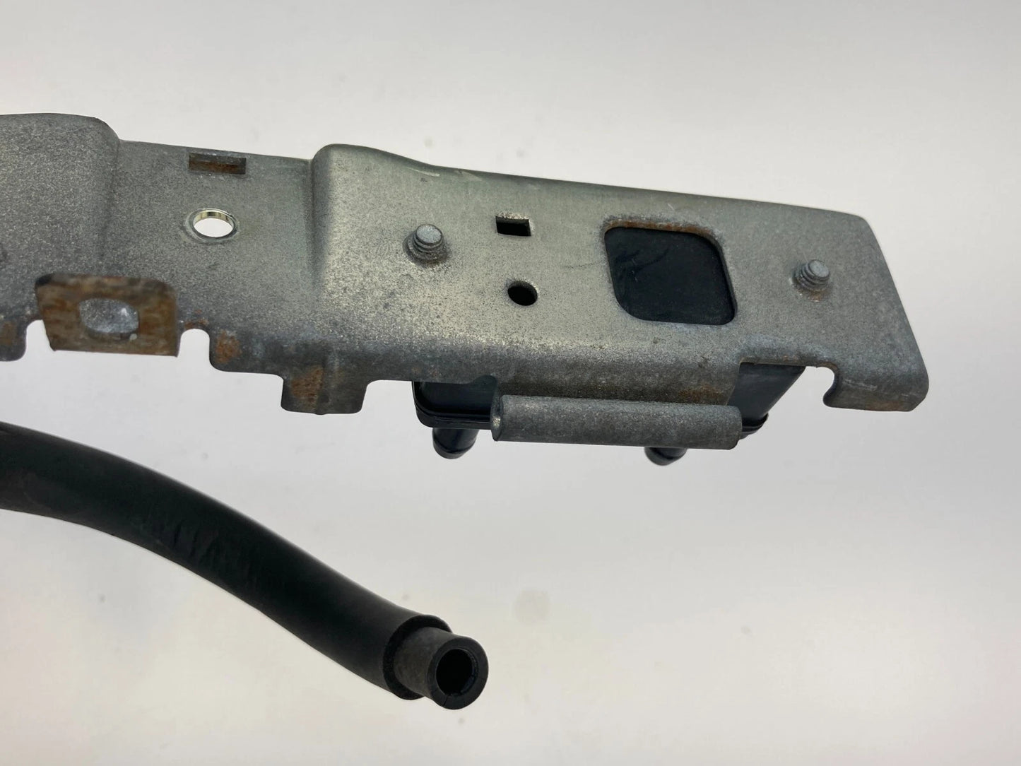 2006 2007 TOYOTA HIGHLANDER HYBRID 3.3 EMISSION SYSTEM VACUUM SWITCH SET BRACKET