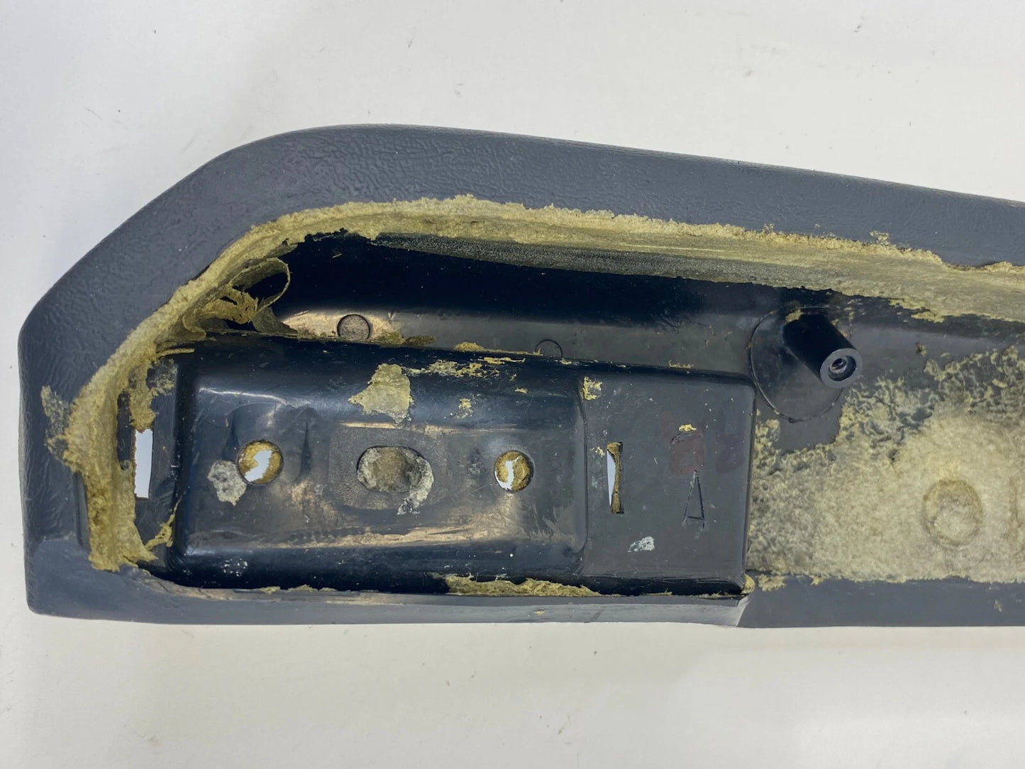 2001 2002 Chevrolet Chevy S10 FRONT DOOR ARMREST PAD DOOR PANEL TRIM RR RH OEM