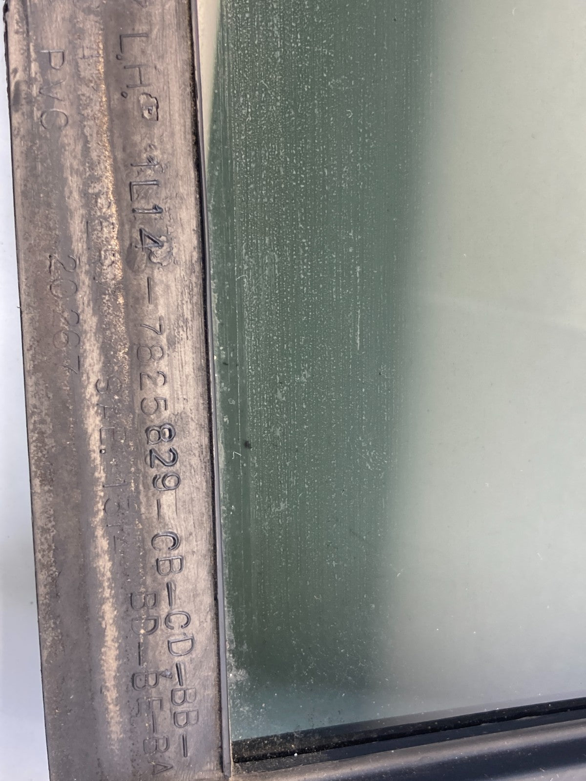 2003 04 05 2006 Lincoln Navigator Rear Left Back Door Side Vent Window Glass