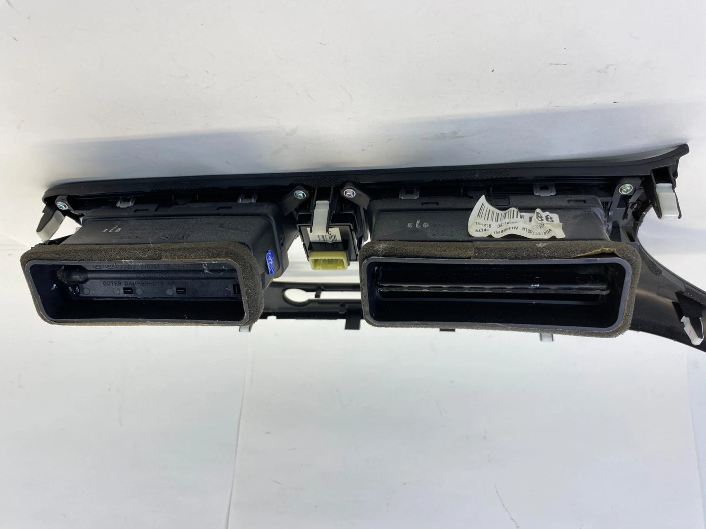 15-17 KIA RIO CENTER DASH RADIO BEZEL A/C AIR VENT W/ HAZARD SWITCH 847401WBB0FH