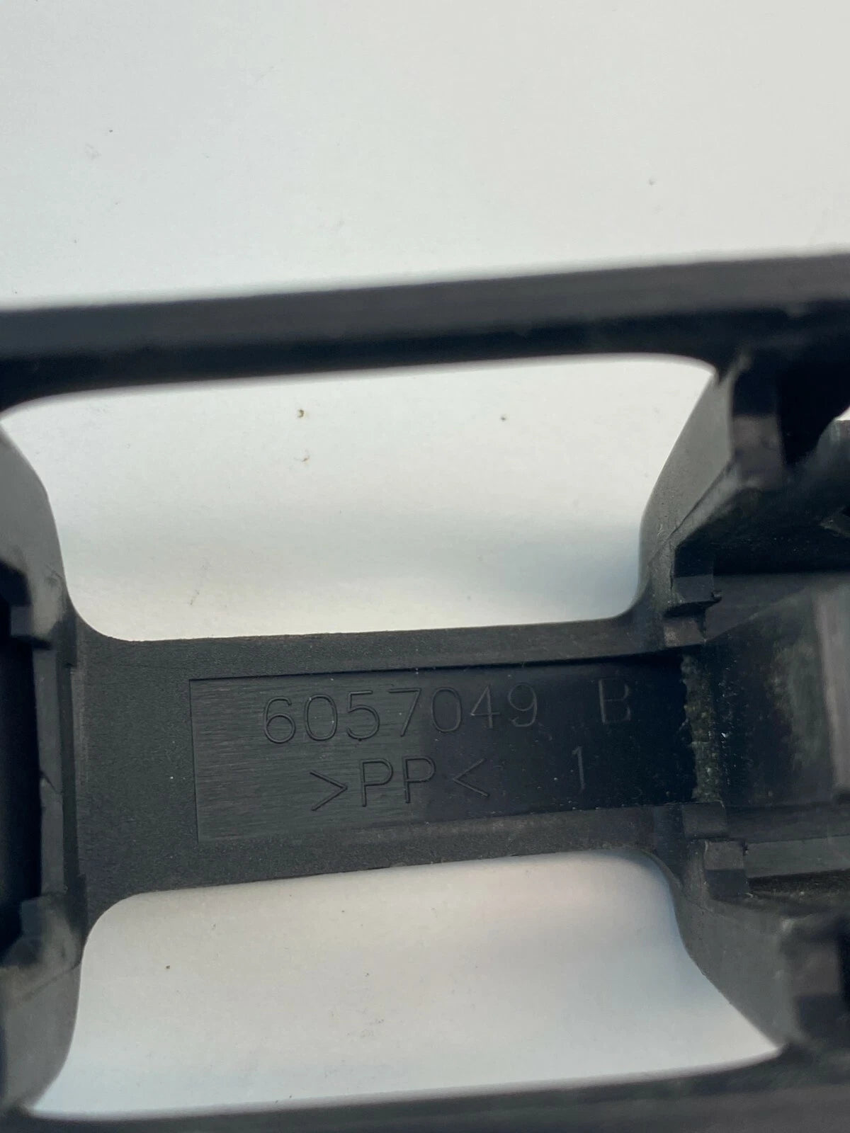 08-12 FORD ESCAPE SEAT BELT UPPER SLIDE HANDLE BUTTON BOLT TRIM COVER 6057049B