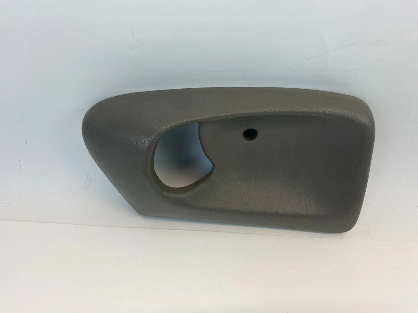 00-05 CHEVROLET IMPALA REAR LEFT SIDE INTERIOR DOOR HANDLE BEZEL TRIM 21995764