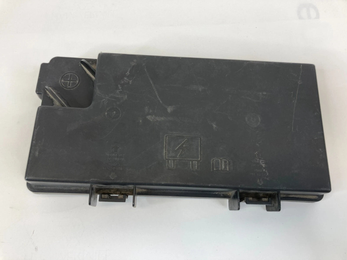 2011-2014 DODGE GRAND CARAVAN 3.8L FUSE RELAY BOX BATTERY COVER LID R62337-001
